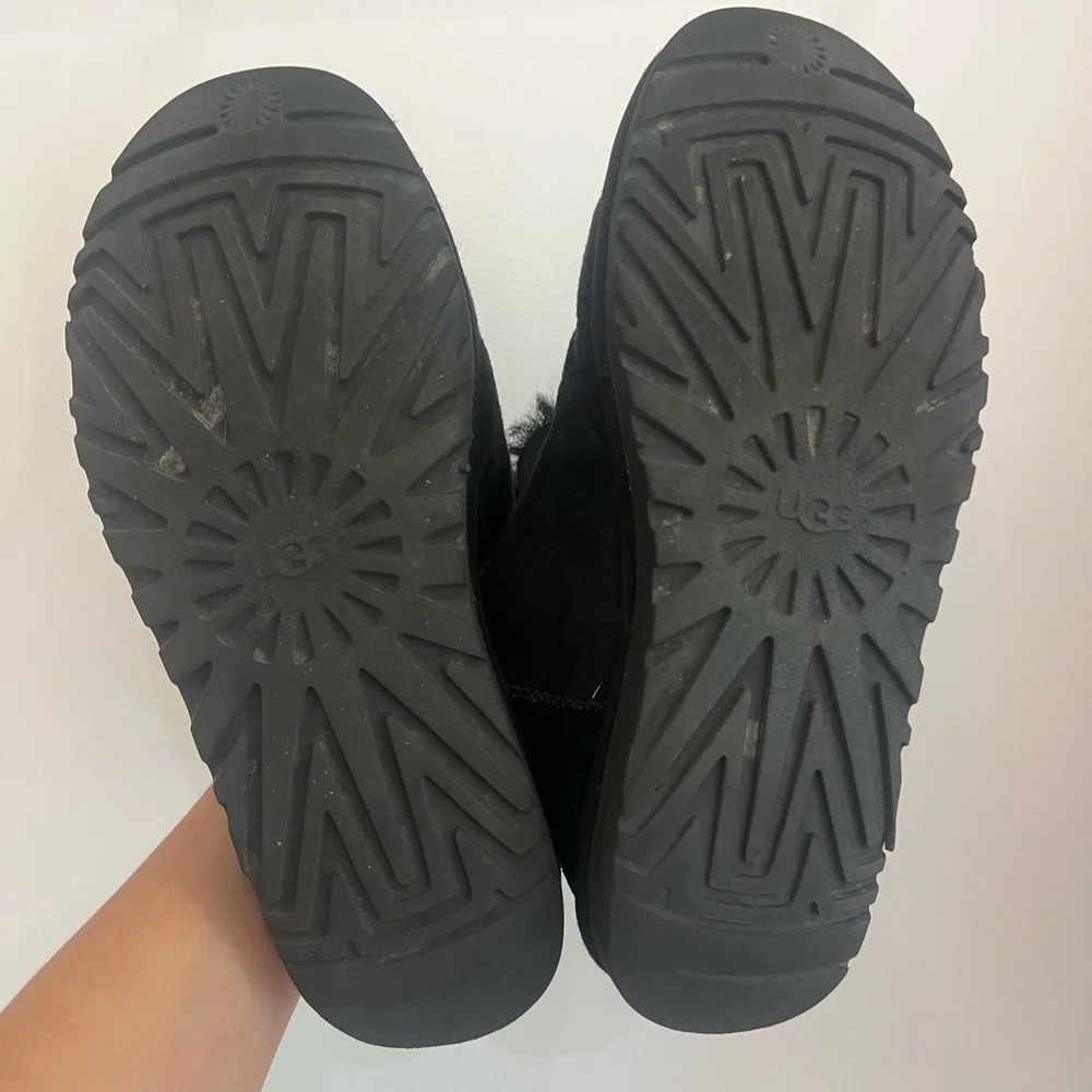 S O L D! UGG Mini Bailey Button II